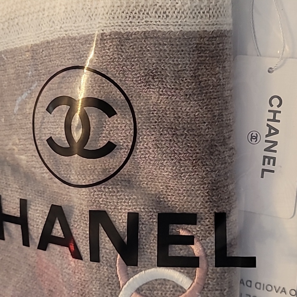 Chanel Elegant Brown and Pink Wrap - Picture 8 of 9